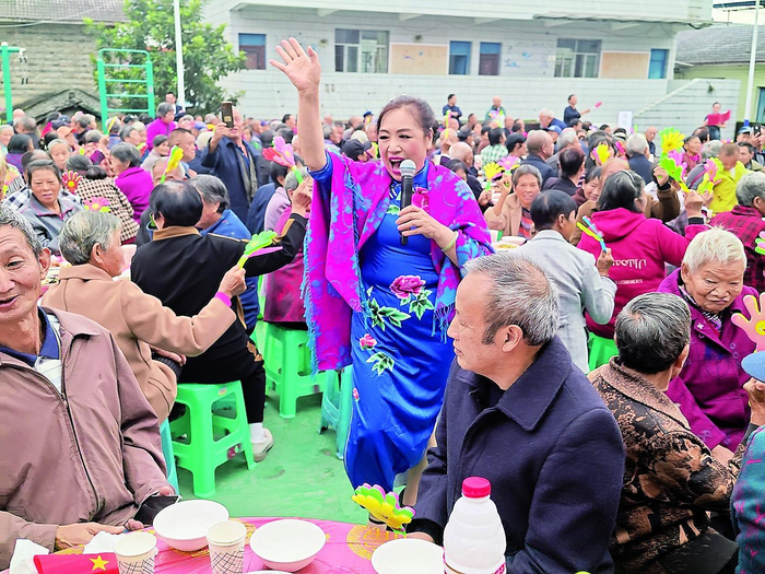     敬老宴上的歌舞表演