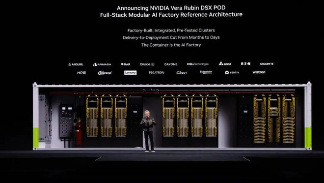 黄仁勋介绍 Vera Rubin DSX POD｜图片来源：英伟达