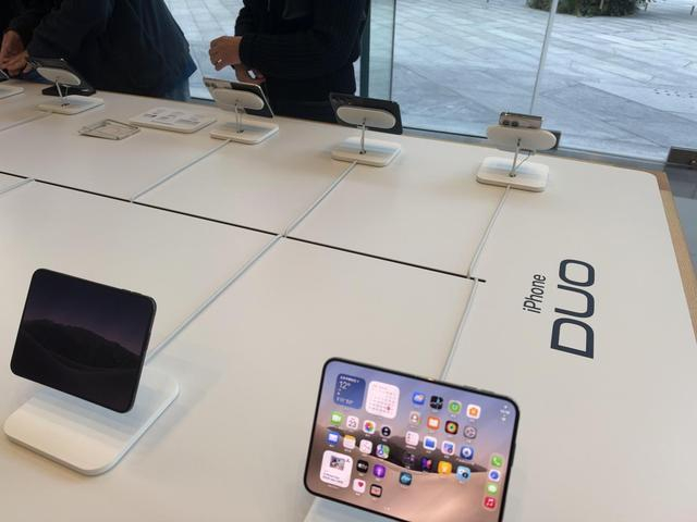 苹果线下门店上架iPhone Duo体验机。新京报贝壳财经记者张晓慧 摄