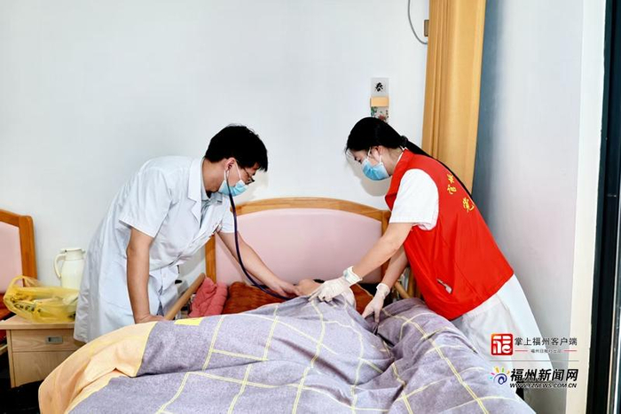 官坂镇中心卫生院医护为老人查体。（连江县融媒体中心供图）