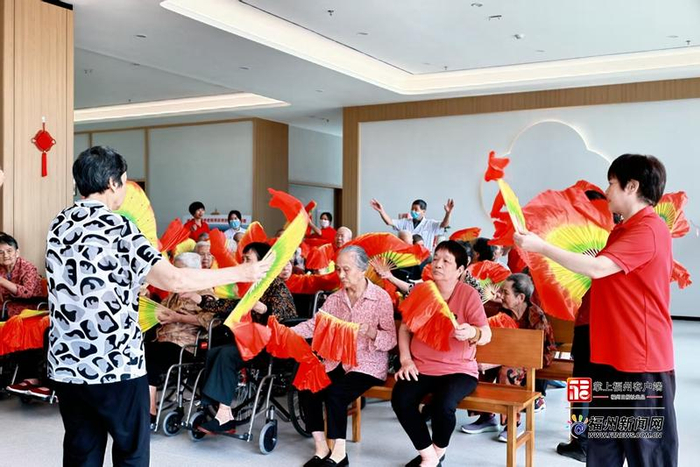 养老院内，老人跟着老师起舞。（连江县融媒体中心供图）