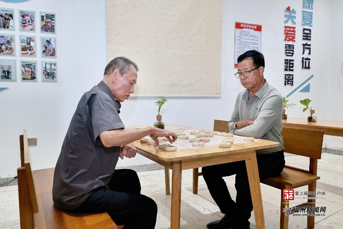 养老院内，老人专注下棋。（连江县融媒体中心供图）