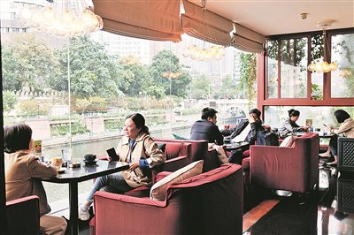 图为10月22日，顾客在南明河畔一家茶馆消费。