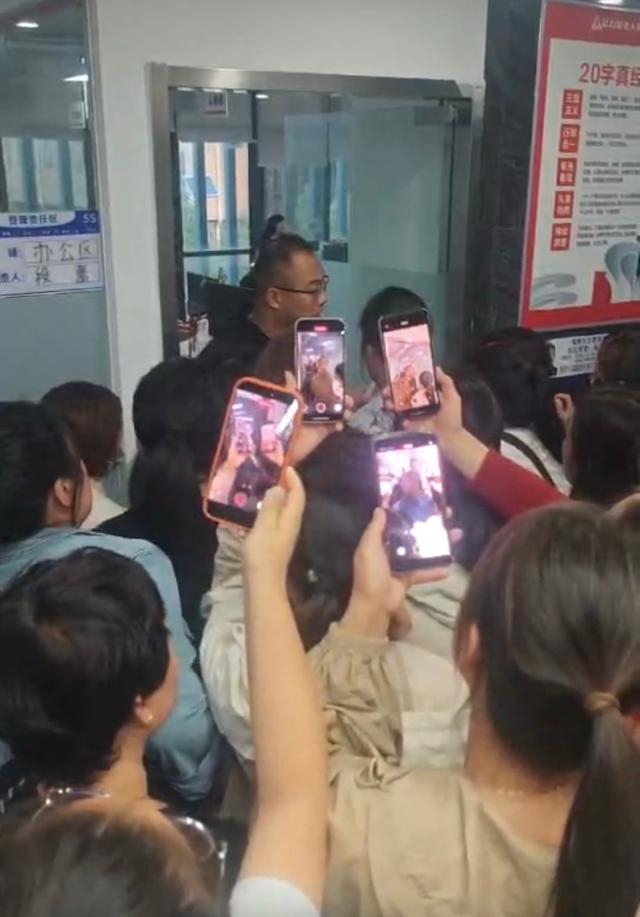 讨薪的员工。 图/受访者提供