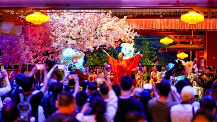 10月11日，游客在天津东方卫城观看演出。新华社图