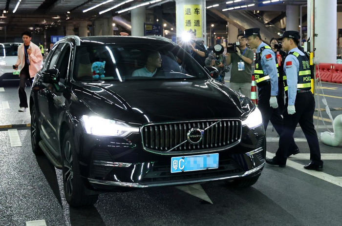  2025年11月14日深夜，“粤车南下”首车接受港珠澳大桥珠海公路口岸边检部门查验。新华社记者 黄国保 摄