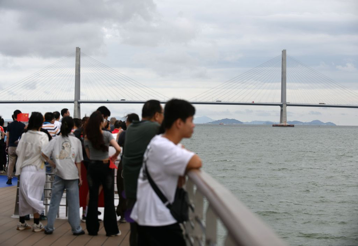   游客在“大湾区伊敦号”游轮上观看港珠澳大桥（2026年8月22日摄）。新华社发（许建梅 摄）