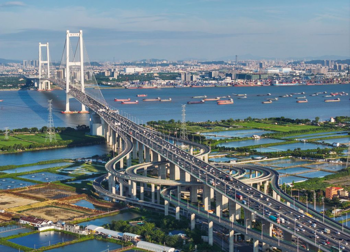   南沙大桥上的车流和狮子洋水道的船舶来来往往（2024年10月2日摄）。新华社记者 刘大伟 摄
