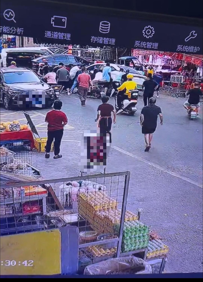 ▲众人抬车救人