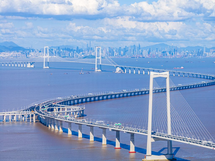   车辆行驶在深中通道上（2024年7月3日摄，无人机照片）。新华社记者 毛思倩 摄