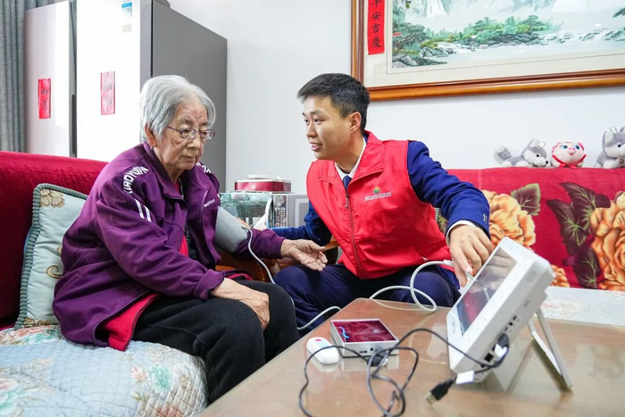 2025年10月23日，养老服务员在淄博市张店区马尚街道金石社区上门开展每日健康监护服务。新华社记者 朱峥 摄