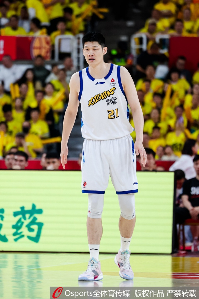 稳定输出但篮板不好！胡金秋15中8拿下19分3篮板