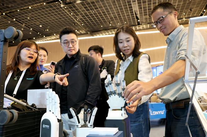 　　参观者在一组灵巧手展品前驻足观看。新华社记者 方喆 摄