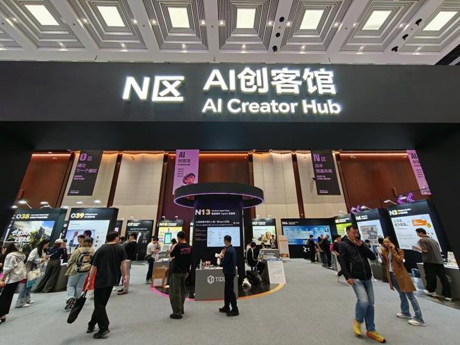 图为展会现场创客云集展示AI应用