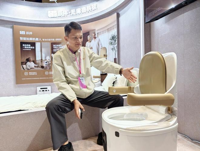 图为可自主移动的智能如厕机器人