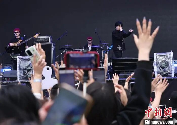 歌手为乐迷们带来精彩的歌曲。中新社记者 泱波 摄