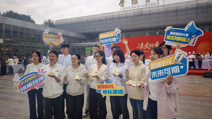 生日会现场。