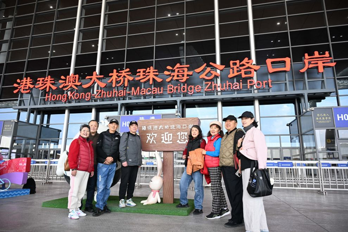   旅客在港珠澳大桥珠海公路口岸合影留念（2026年1月6日摄）。新华社记者 邓华 摄