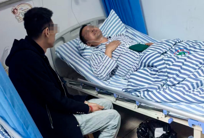 ▲获救钓友前往医院看望救命恩人