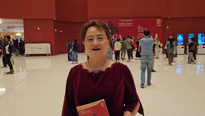 盛装而来的歌剧迷刘安琴在大厅唱起咏叹调。糜俊豪 摄