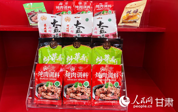 张家川红花牛营销中心展示的当地餐饮企业自制炖肉料。人民网记者 米媛摄