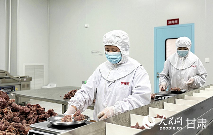 伊味思食品工作人员称重酱卤牛肉制品。人民网记者 米媛摄