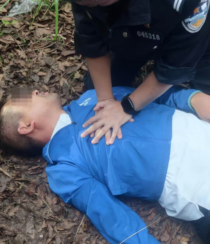 ▲民警对兰先生采取急救措施