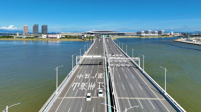   车辆在港珠澳大桥上行驶（2023年7月11日摄）。新华社发（梁建华 摄）
