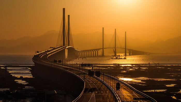   黄茅海跨海通道高栏港大桥（左侧两主塔）和黄茅海大桥（右侧三主塔）（2024年12月4日摄）。新华社记者 刘大伟 摄