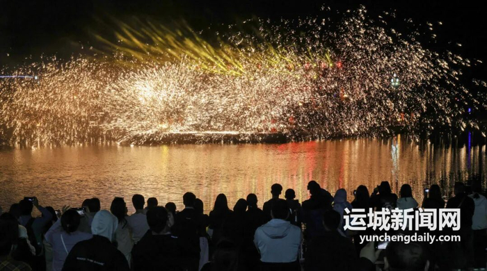 　游客在运城盐湖景区观看非遗打铁花表演。 记者 金玉敏 摄