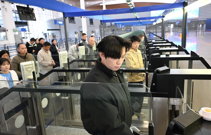   在港珠澳大桥珠海公路口岸，旅客在自助查验通道过关（2026年1月6日摄）。新华社记者 邓华 摄
