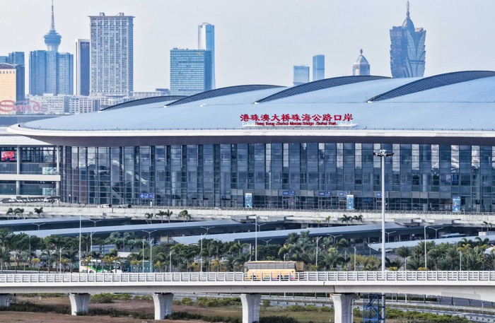这是港珠澳大桥珠海公路口岸，远处是澳门市区（2026年1月6日摄）。新华社记者 邓华 摄