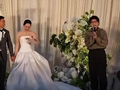 “从校服到婚纱，虽然不是我的妻子”，知名男歌手出席好友婚礼引边界争议！新郎新娘回应