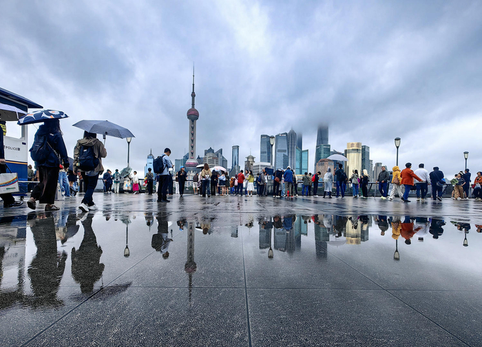 ▲10月24日，受台风“蔷琵”外围影响，上海迎来持续降雨 图据视觉中国