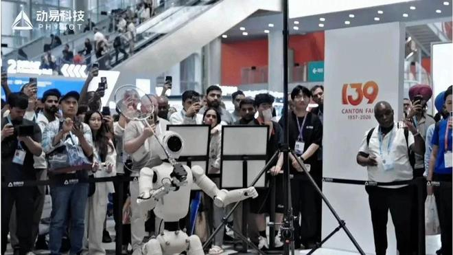 139届广交会羽毛球对打，图源：动易科技