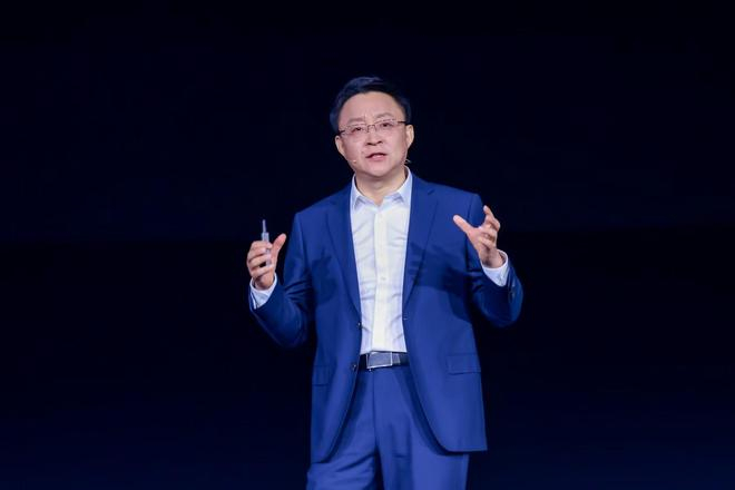 刘庆峰在“2026科大讯飞全球1024开发者节”上演讲 （图片来源：公司供图）