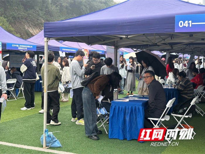 招聘会现场人气爆棚。