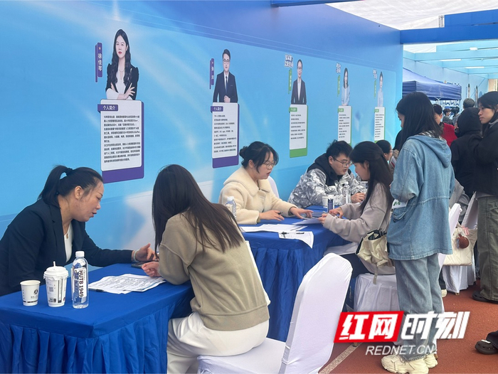 职业指导区吸引众多学生体验。