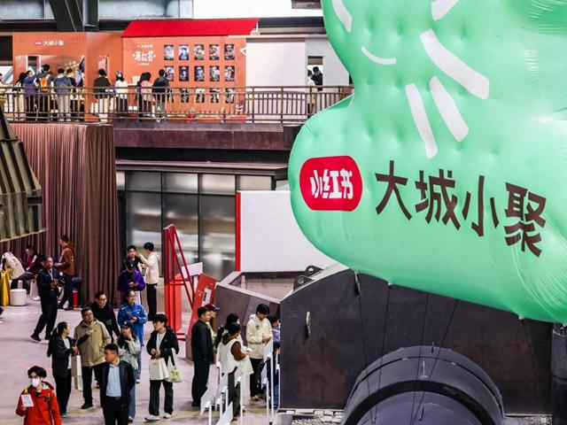 （图说：“大城小聚”在首钢园三高炉的互动展活动现场。）
