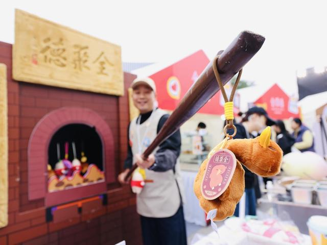 （图说：“大城小聚”市集活动现场，老字号全聚德带来文创小鸭。）