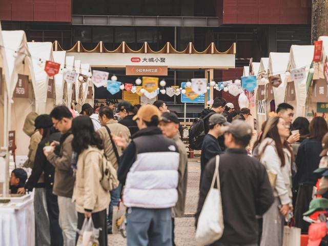 （图说：位于首钢园南广场的“大城小聚”市集活动人头攒动。）