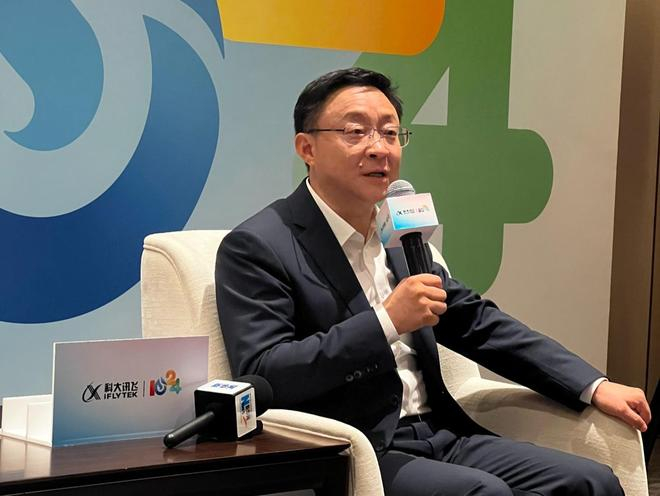 刘庆峰在接受采访（图片来源： 每经记者 李少婷 摄）