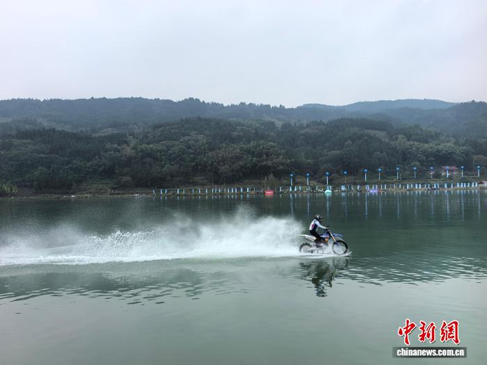 张雪驾驶机车，在开阔江面持续破浪滑行。　付敬懿 摄