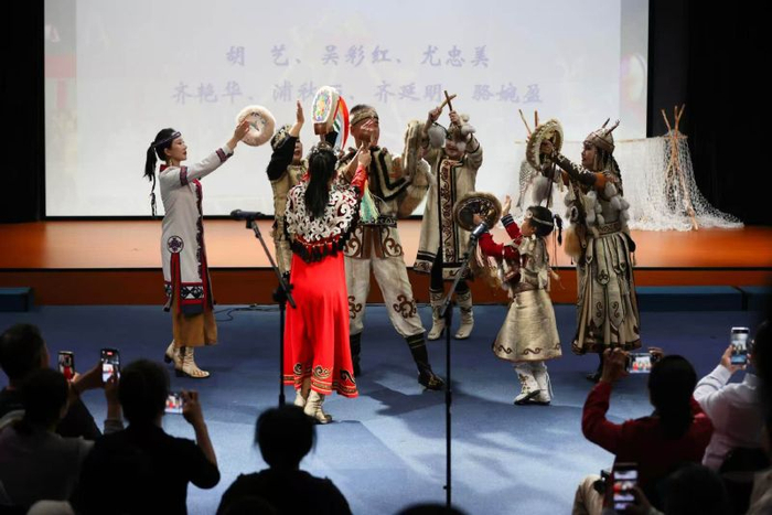 赫哲族非遗传承人表演舞蹈。新京报记者 浦峰 摄