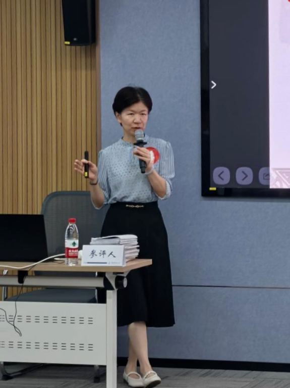 ▲毛晖教授在授课中。图/长江日报
