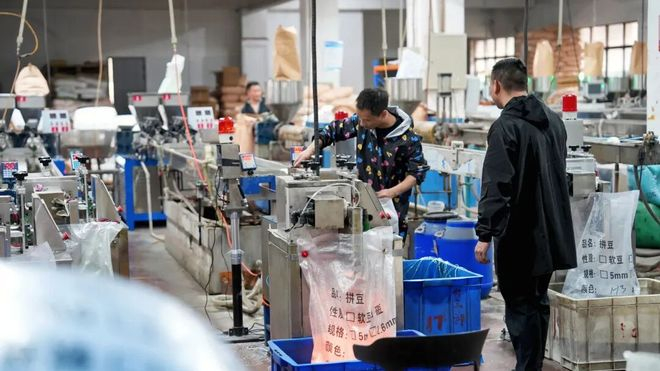 金义新区一家拼豆生产商的车间 图片来源：金义新区官微