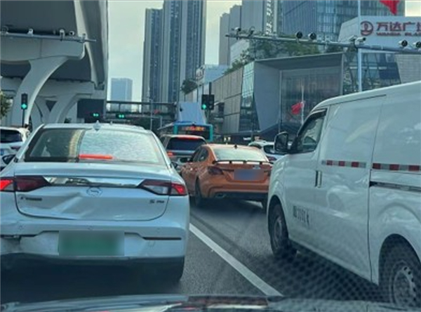 图1 在深圳开车鸣笛真的会被拍到吗丨作者拍摄