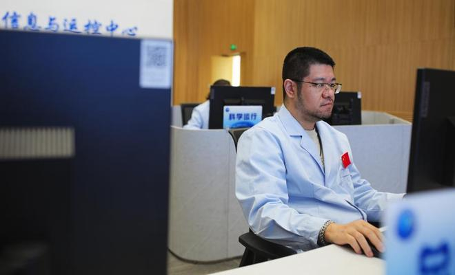 图为研究人员正在整理数据。（王鹏摄）