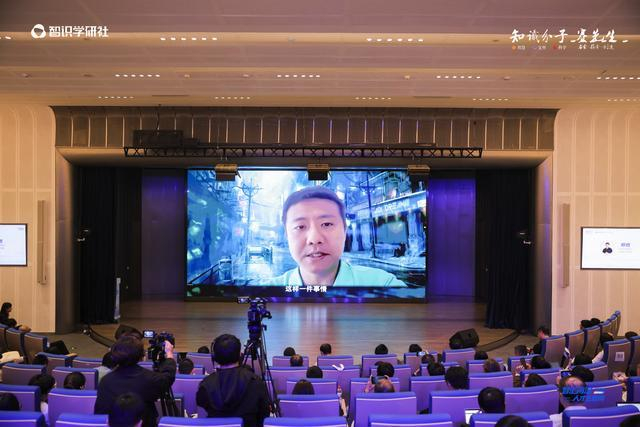 2026年菲尔兹奖得主、芝加哥大学教授邓煜 （图片来源：主办方供图）