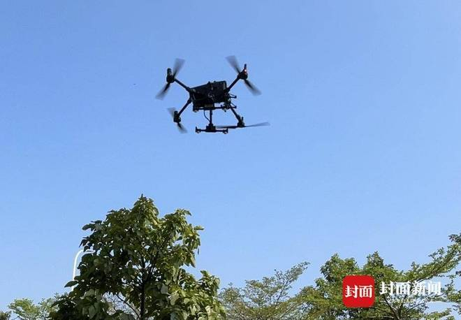 无人机不仅能“一键起飞”，还能根据预设指令完成任务，然后自己归巢。封面新闻记者卢荡 摄